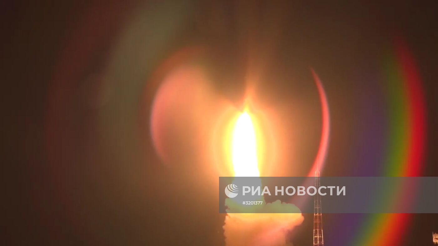 Запуск межконтинентальной баллистической ракеты РС-12М "Тополь" с полигона "Капустин Яр" в Астраханской области