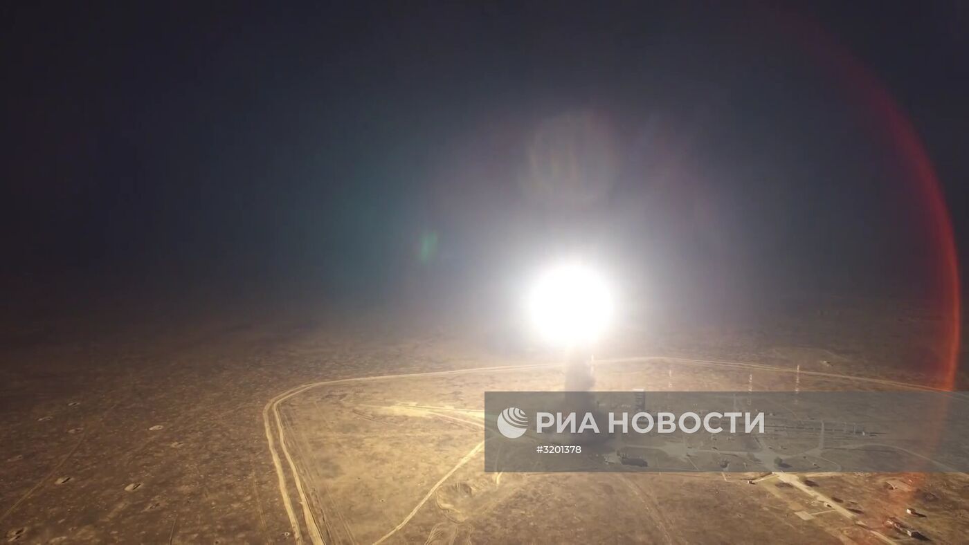Запуск межконтинентальной баллистической ракеты РС-12М "Тополь" с полигона "Капустин Яр" в Астраханской области