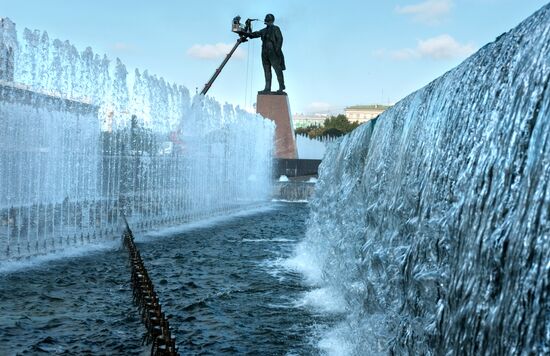 Мойка памятника В. И. Ленину на Московской площади в Санкт-Петербурге