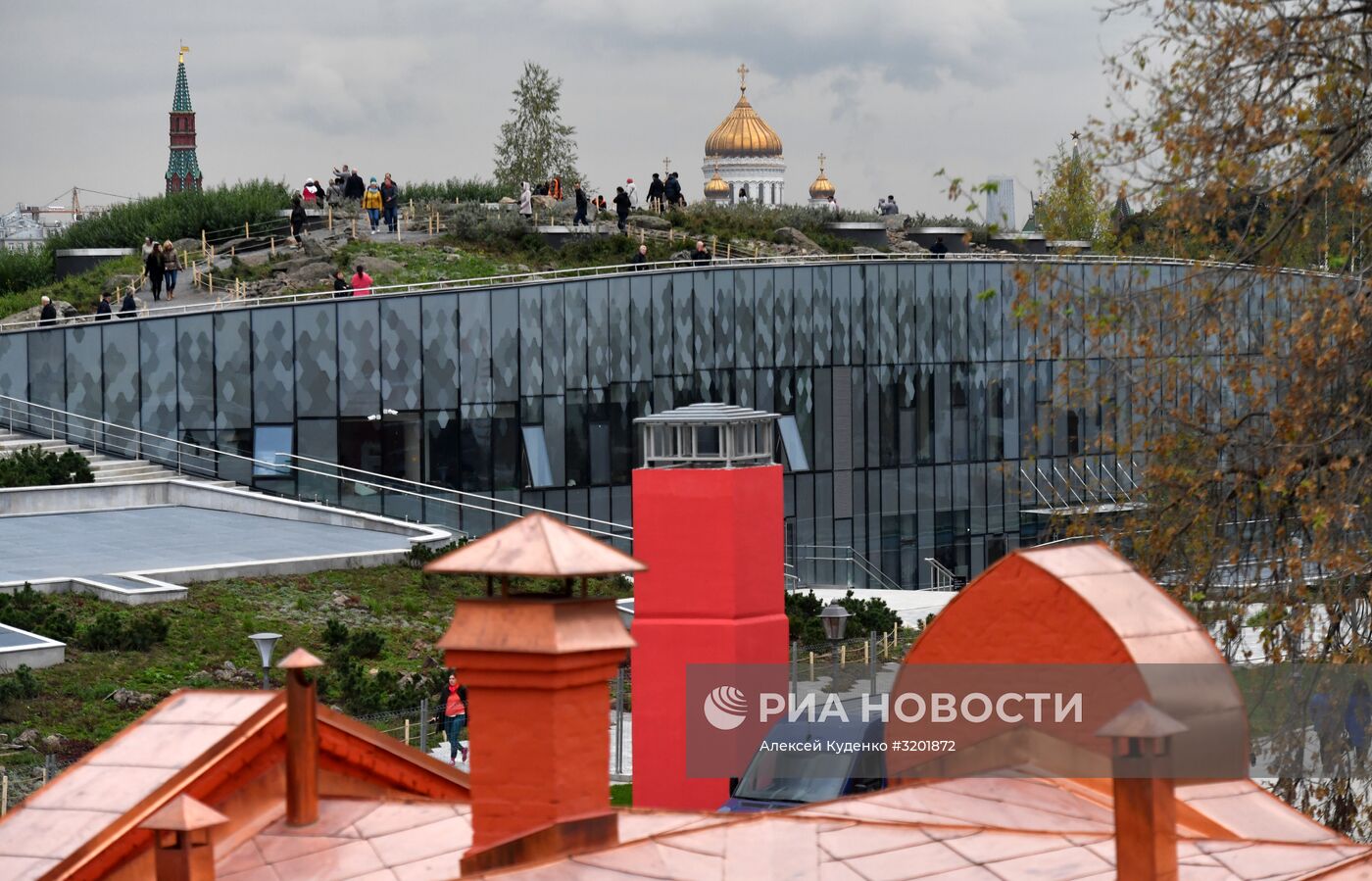 Посетители парка "Зарядье" в Москве