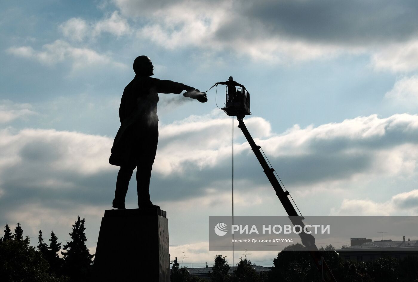 Мойка памятника В. И. Ленину на Московской площади в Санкт-Петербурге