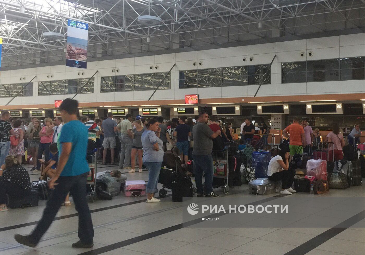 Пассажиры "ВИМ-Авиа" в аэропорту Анталии