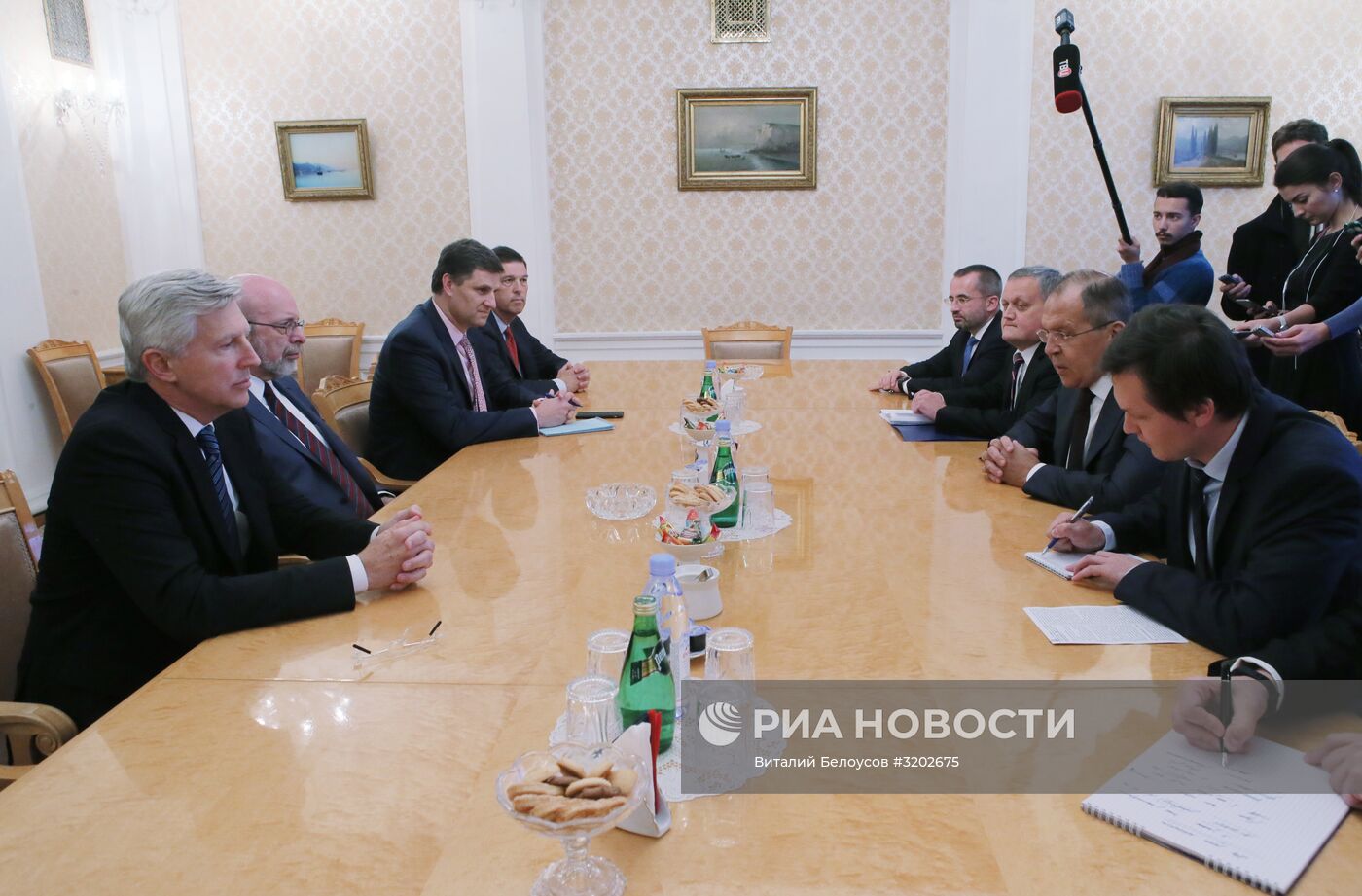 Встреча главы МИД РФ С. Лаврова с группой американских экспертов во главе с Д. Саймсом