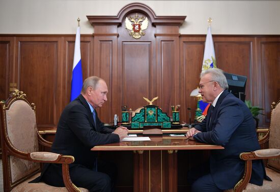 Президент РФ В. Путин встретился с А. Уссом