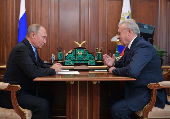 Президент РФ В. Путин встретился с А. Уссом