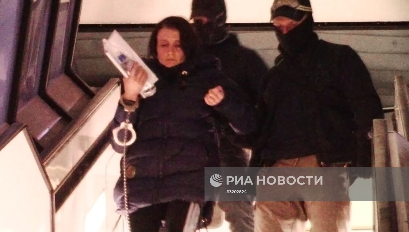 Подозреваемые в госизмене А. Сухоносова и Д. Долгополов доставлены из Крыма в Москву