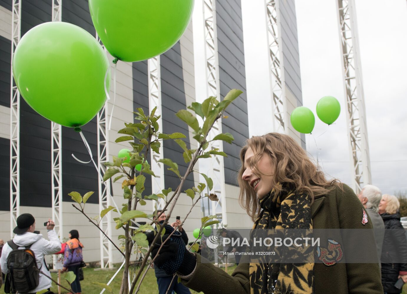 Закладка яблоневого сада на территории кинокомплекса "Главкино"