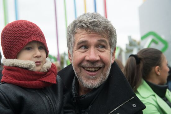 Закладка яблоневого сада на территории кинокомплекса "Главкино"