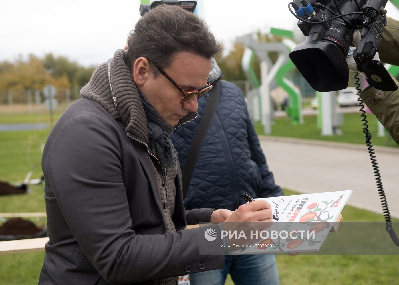 Закладка яблоневого сада на территории кинокомплекса "Главкино"