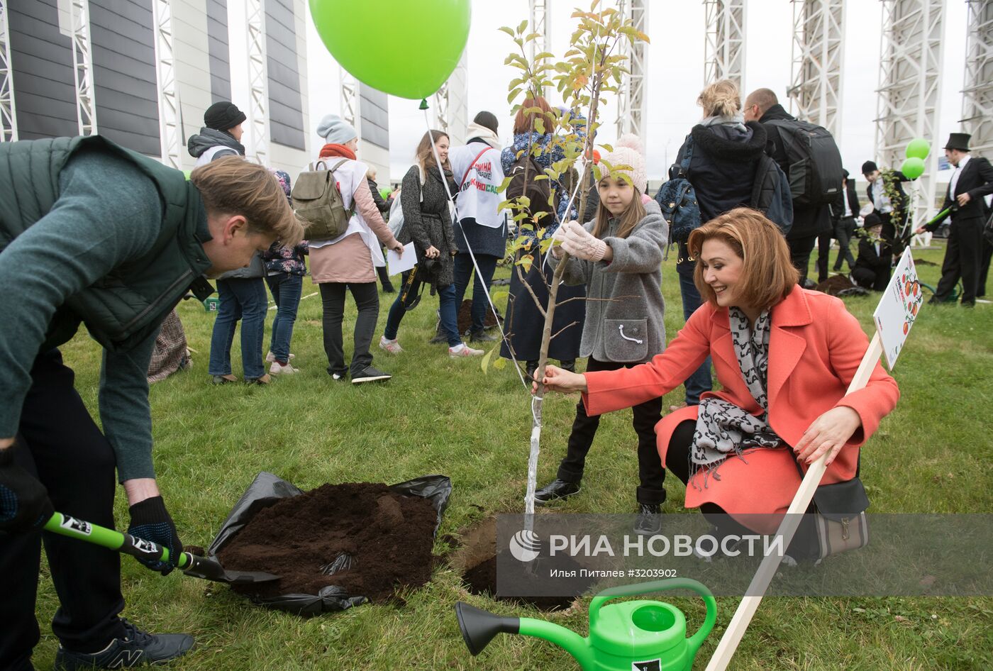 Закладка яблоневого сада на территории кинокомплекса "Главкино"