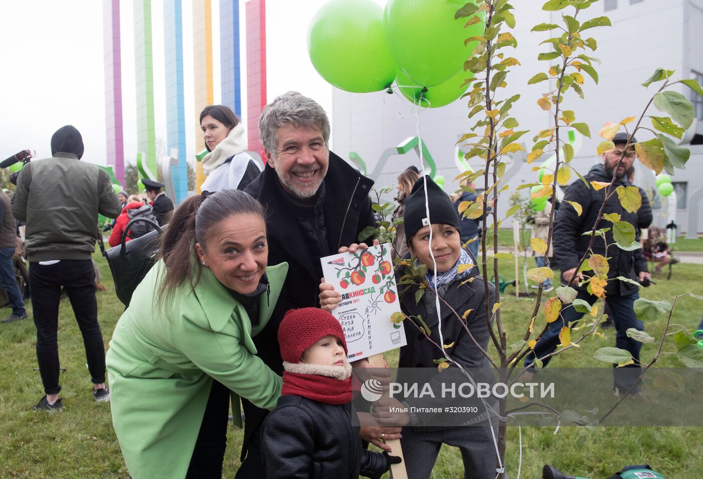 Закладка яблоневого сада на территории кинокомплекса "Главкино"