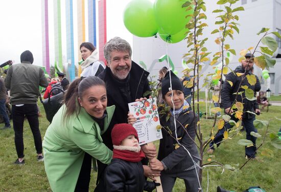 Закладка яблоневого сада на территории кинокомплекса "Главкино"