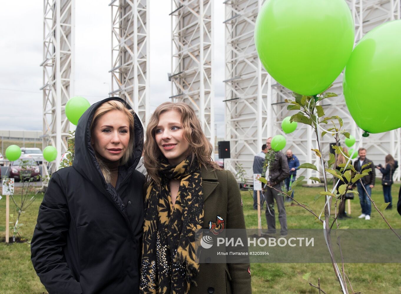 Закладка яблоневого сада на территории кинокомплекса "Главкино"