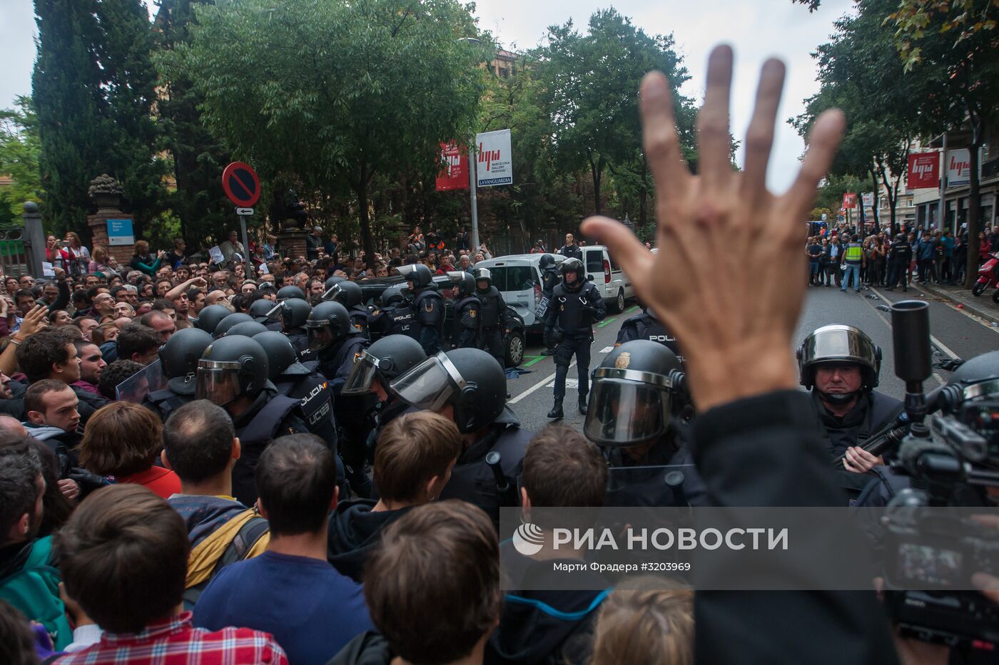 Столкновения у избирательных участков в ходе референдума о независимости Каталонии