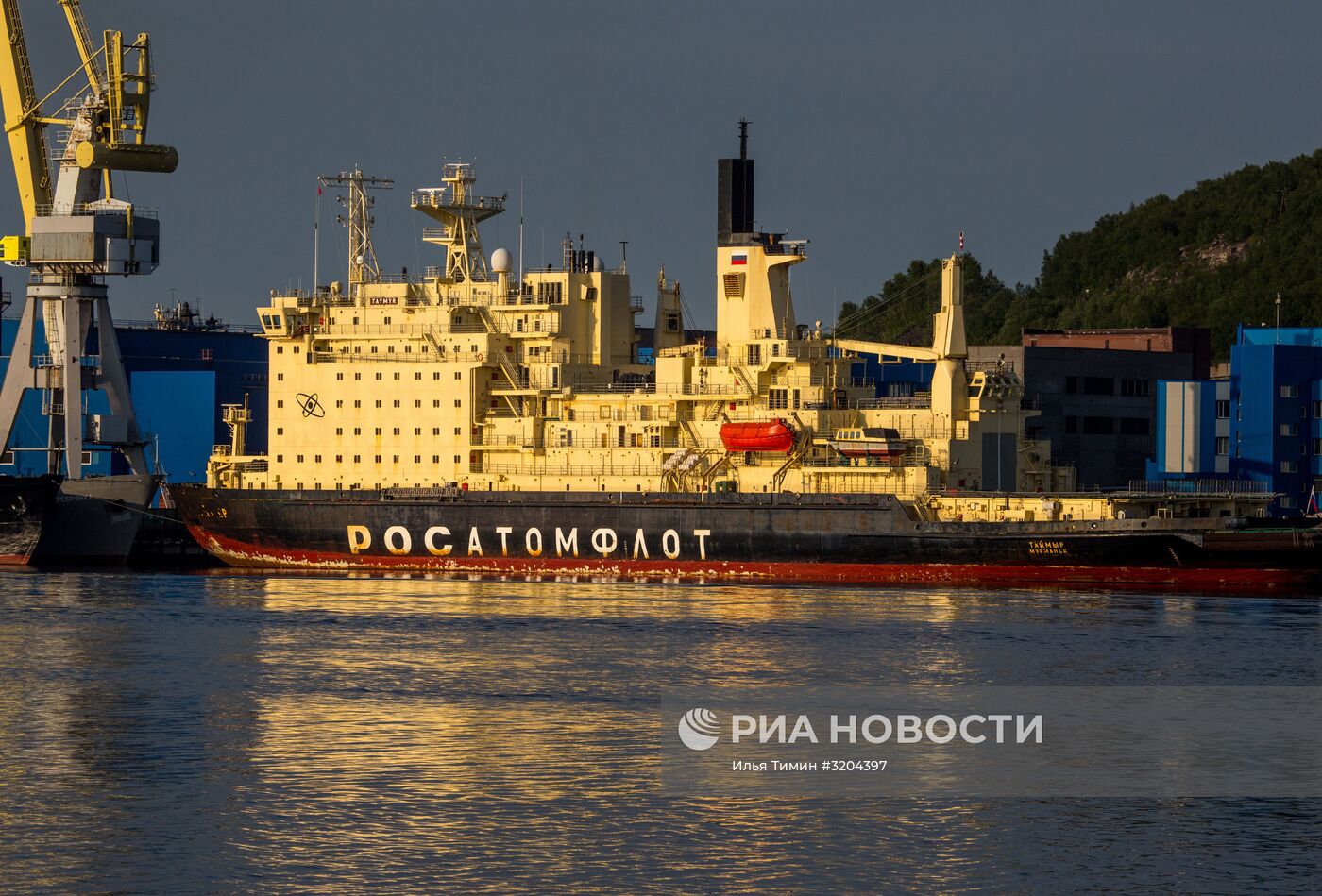 Корабли в портах Кольского залива