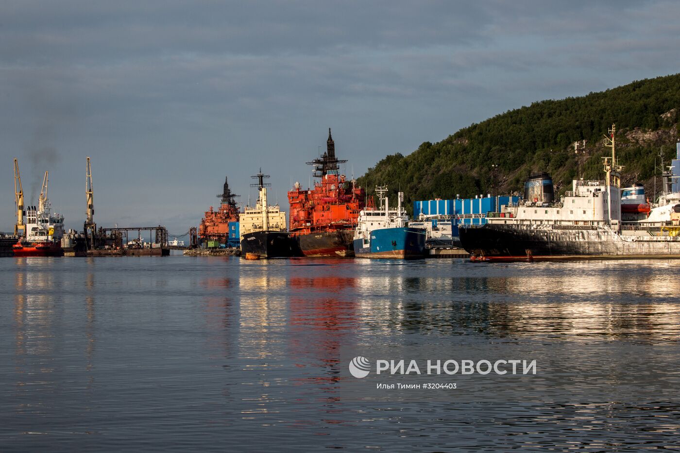Корабли в портах Кольского залива