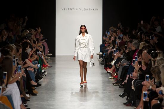 Показ новой коллекции Валентина Юдашкина на Неделе моды в Париже