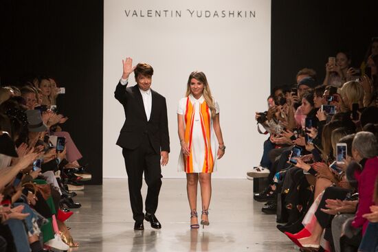 Показ новой коллекции Валентина Юдашкина на Неделе моды в Париже