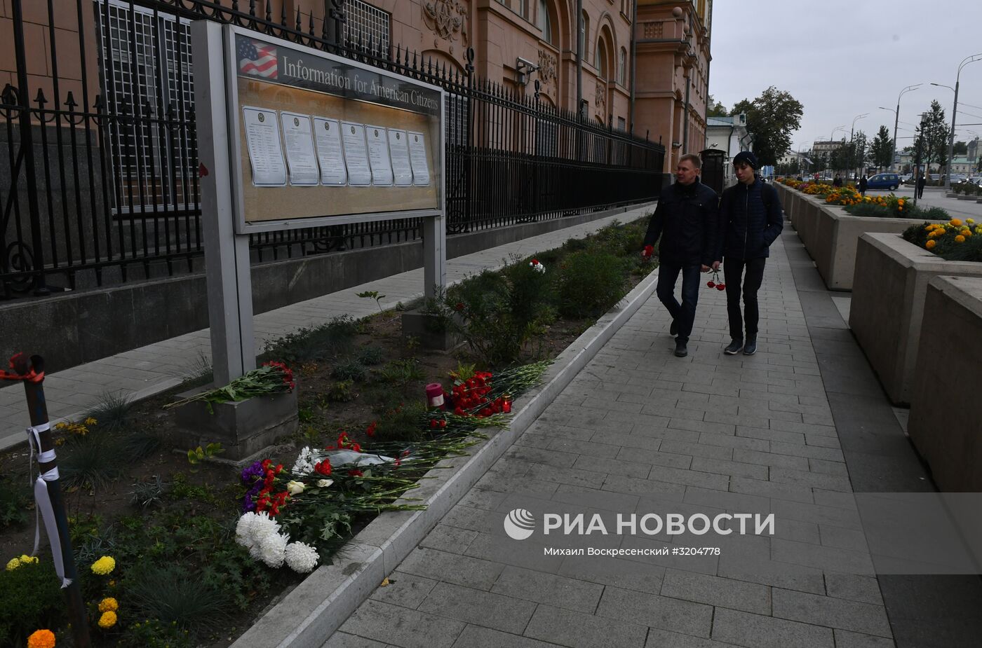 Цветы у посольства США в память о погибших в Лас –Вегасе