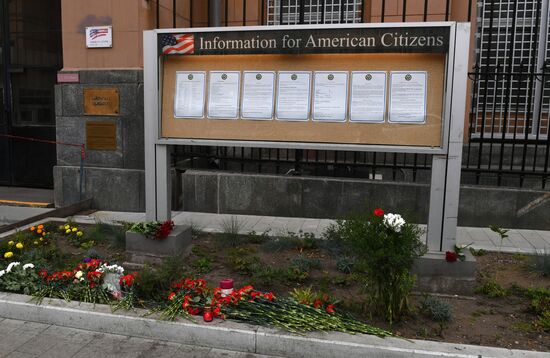 Цветы у посольства США в память о погибших в Лас –Вегасе