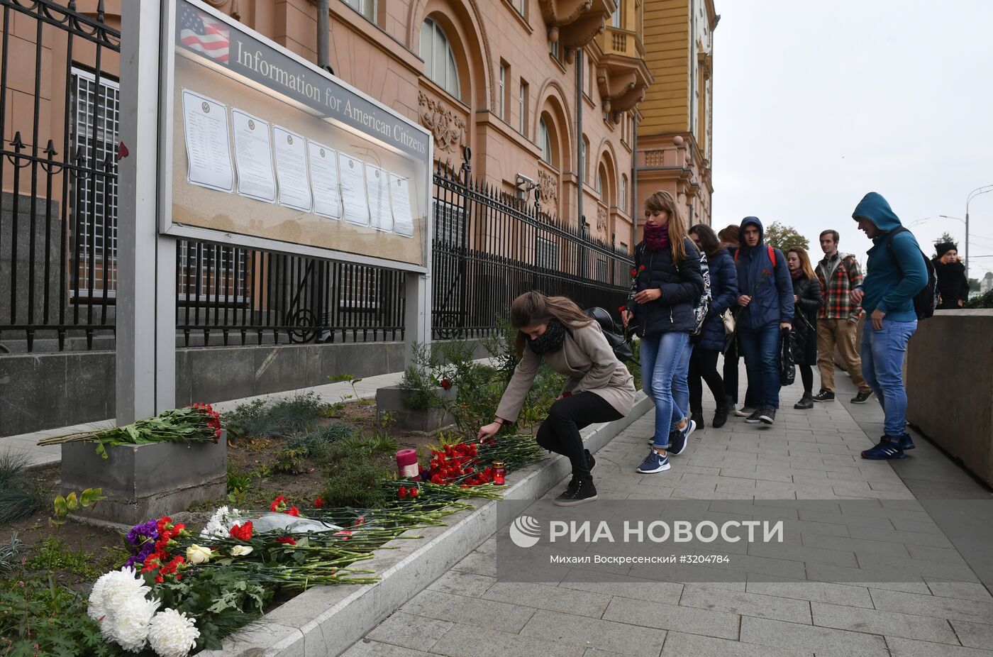 Цветы у посольства США в память о погибших в Лас –Вегасе