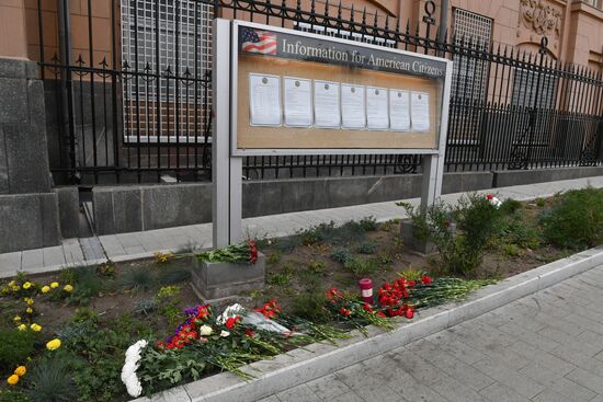Цветы у посольства США в память о погибших в Лас –Вегасе