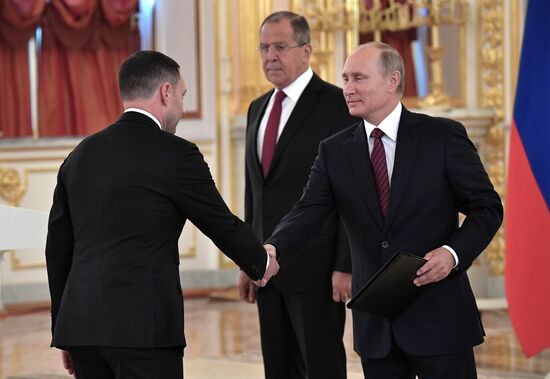 Президент РФ В. Путин принял верительные грамоты у 20 послов иностранных государств