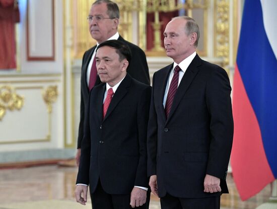 Президент РФ В. Путин принял верительные грамоты у 20 послов иностранных государств