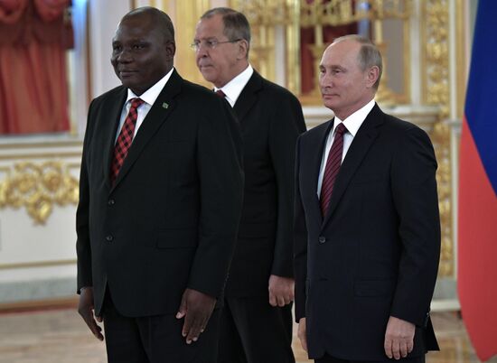 Президент РФ В. Путин принял верительные грамоты у 20 послов иностранных государств