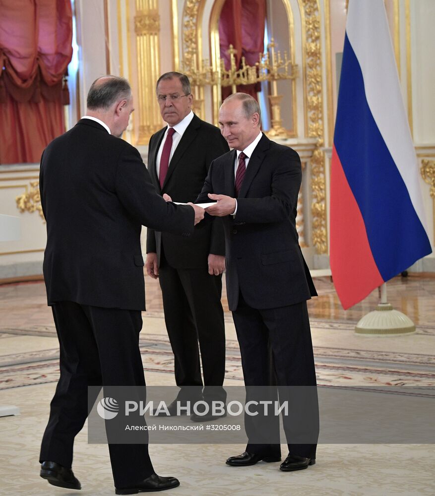 Президент РФ В. Путин принял верительные грамоты у 20 послов иностранных государств