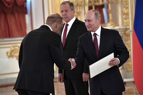 Президент РФ В. Путин принял верительные грамоты у 20 послов иностранных государств