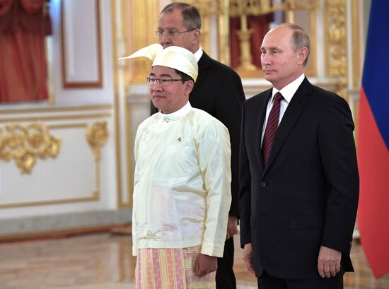 Президент РФ В. Путин принял верительные грамоты у 20 послов иностранных государств