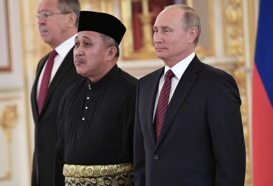 Президент РФ В. Путин принял верительные грамоты у 20 послов иностранных государств