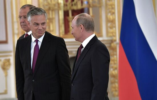 Президент РФ В. Путин принял верительные грамоты у 20 послов иностранных государств