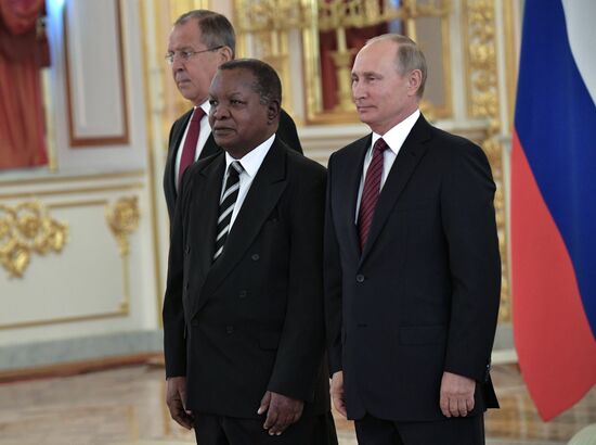 Президент РФ В. Путин принял верительные грамоты у 20 послов иностранных государств