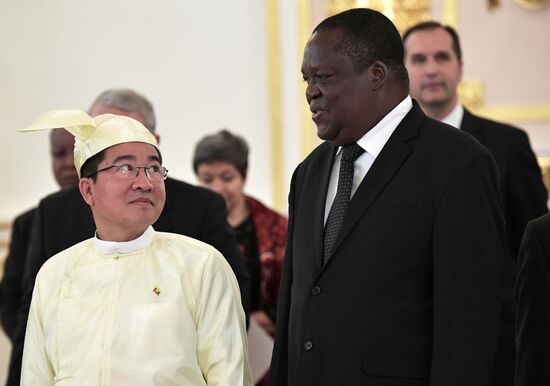 Президент РФ В. Путин принял верительные грамоты у 20 послов иностранных государств