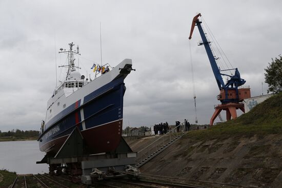 Спуск на воду катера проекта 1496М1 "Ламантин" в Ярославской области