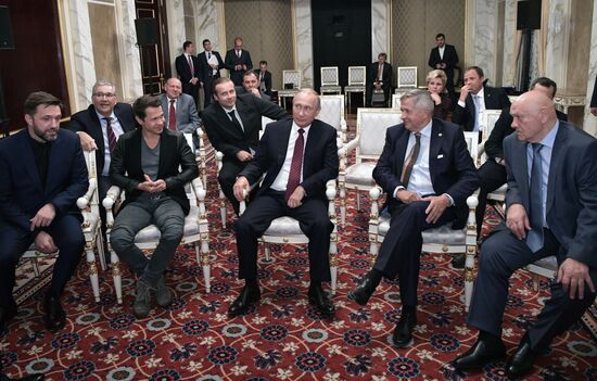 Встреча президента РФ В. Путина со съемочной группой фильма "Салют-7"
