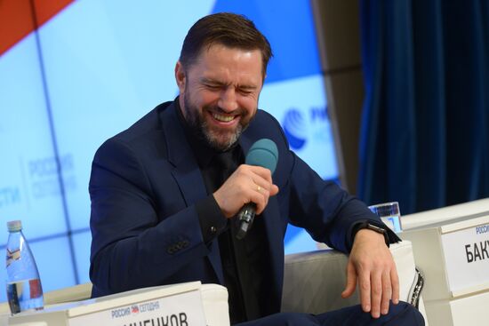 П/к актеров и создателей фильма "Салют -7"