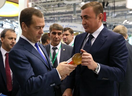 Премьер-министр РФ Д. Медведев посетил агропромышленную выставку "Золотая осень – 2017"