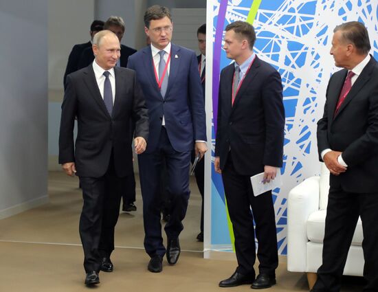 Президент РФ В. Путин принял участие в Международном форуме "Российская энергетическая неделя"