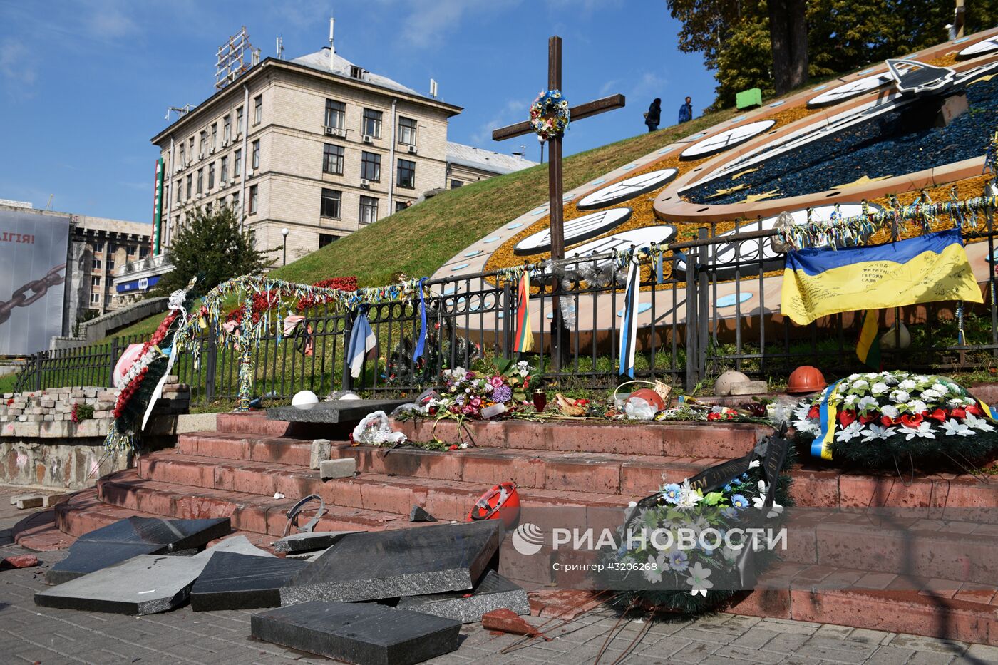 В Киеве разбили памятник погибшим во время акции Евромайдана