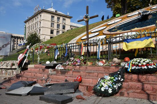 В Киеве разбили памятник погибшим во время акции Евромайдана