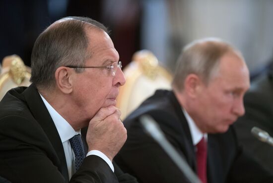 Переговоры президента РФ В. Путина с королем Саудовской Аравии С. Аль-Саудом