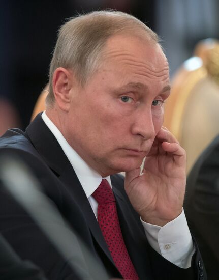 Переговоры президента РФ В. Путина с королем Саудовской Аравии С. Аль-Саудом