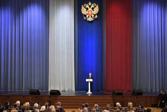 Президент РФ В. Путин посетил праздничный концерт по случаю Дня учителя