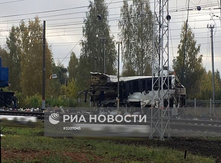 Автобус и поезд столкнулись на железнодорожном переезде во Владимирской области