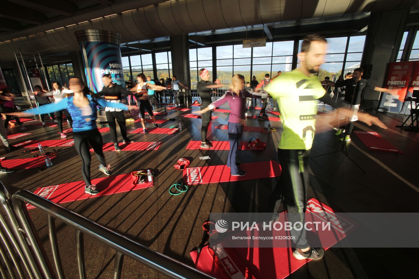 Тина Канделаки провела фитнес-тренировку в московском метро