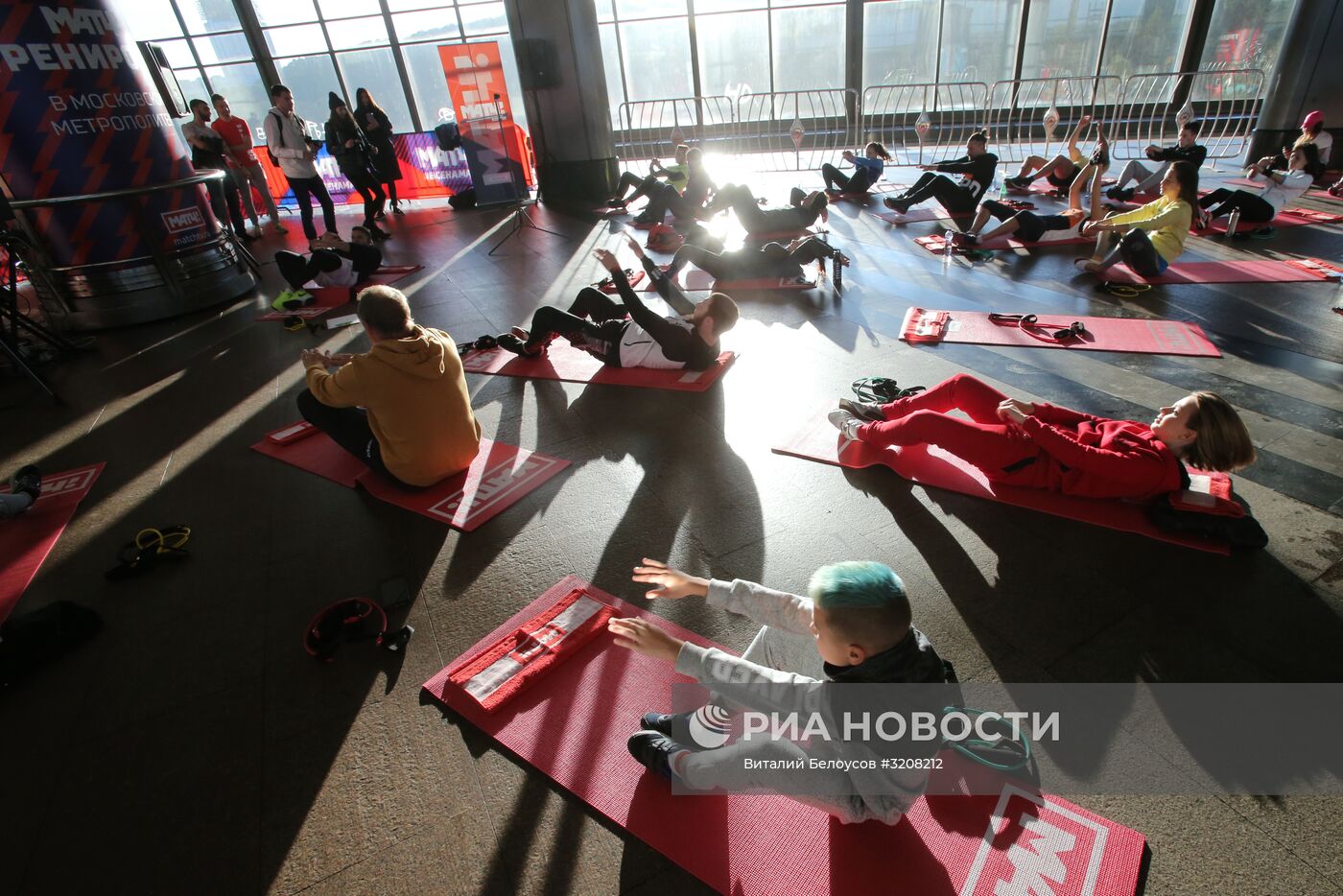Тина Канделаки провела фитнес-тренировку в московском метро