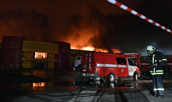 Пожар в торговом центре "Синдика" в Москве